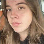 ragazza appena diplomata in un liceo linguistico